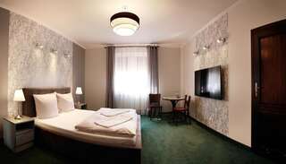 Отель Hotel Fox Wolbórz Двухместный номер Делюкс с 1 кроватью и ванной-3