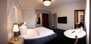 Отель Hotel Fox Wolbórz Двухместный номер Делюкс с 1 кроватью и ванной-4