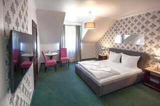 Отель Hotel Fox Wolbórz Большой двухместный номер с 1 кроватью-1